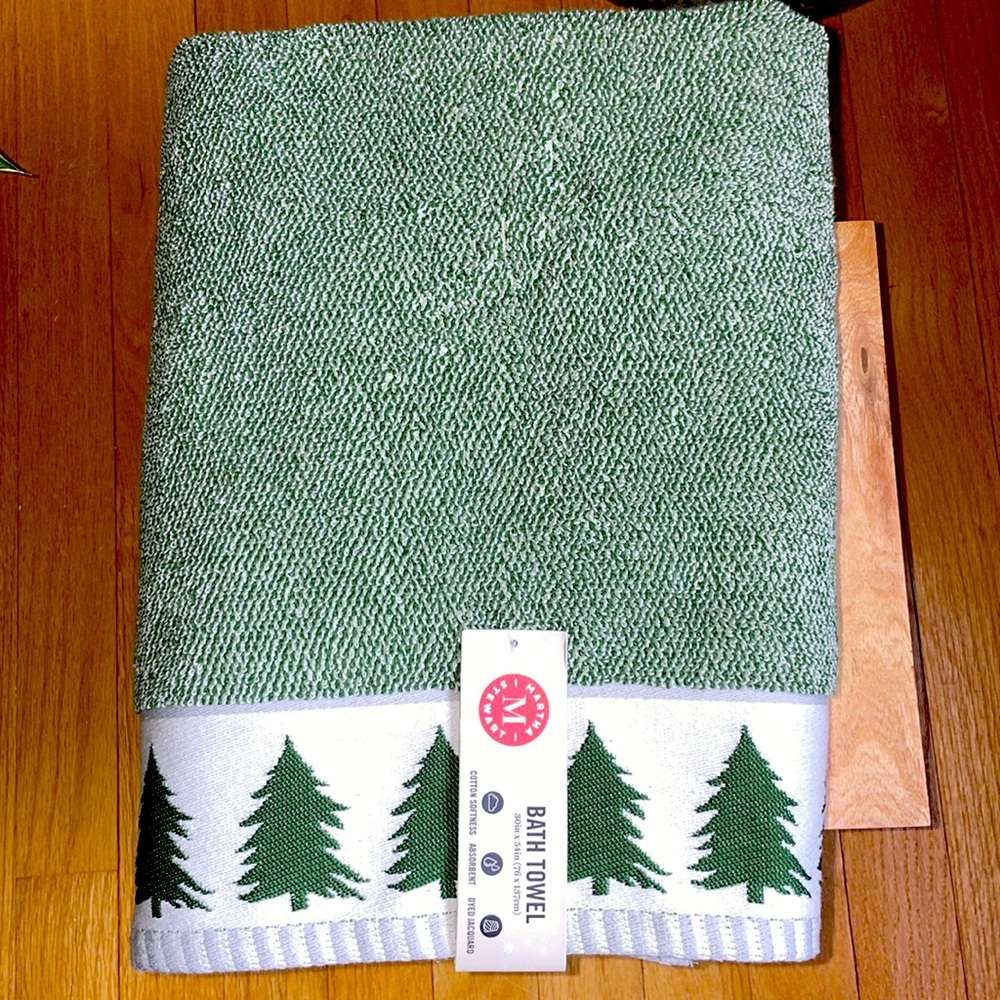 MARTHA STEWART🌲Set of 2 Evergreen Trees Bath Towels 🌲NWT🌲Beautiful Quality 🌲 - Picture 2 of 10